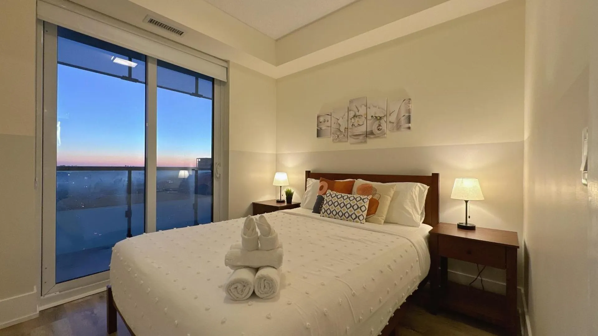 Dt Lake View Cn Tower Mtcc 3 Bdr 2Bath Parking Toronto Apartment