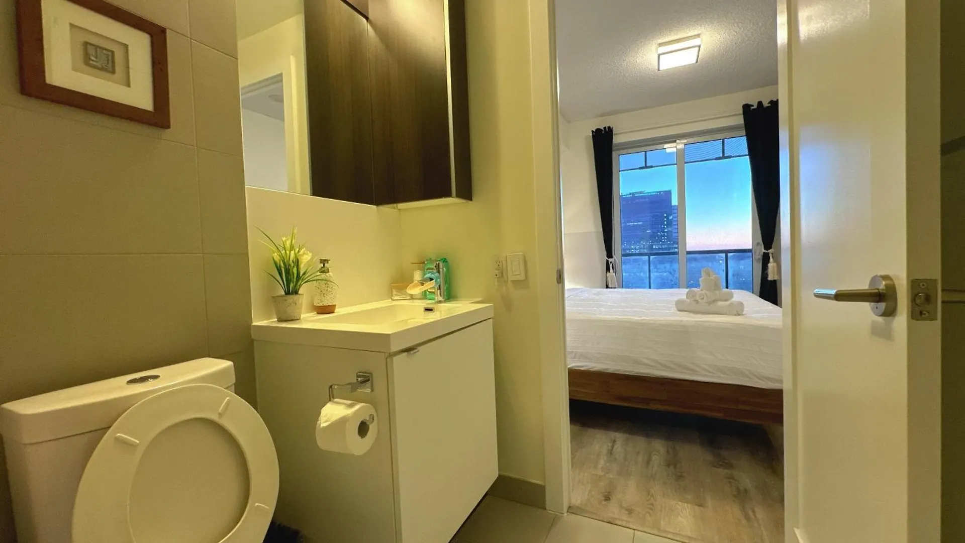 Dt Lake View Cn Tower Mtcc 3 Bdr 2Bath Parking Toronto Canada